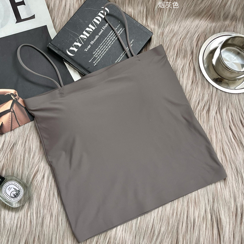 ストラップのアイスベストの固定カップの中に、跡のない上に胸パッド付きの下着を着ています。