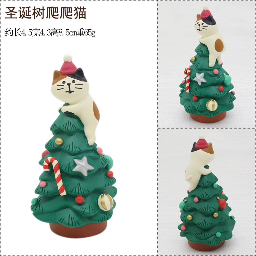 크리스마스 트리에 누워있는 고양이