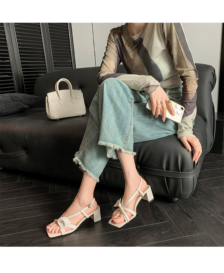 Sandal nữ da bò hoa Calla gót vuông 6 cm quai mảnh khóa đầu vuông da thật ghép màu hở ngón — Màu đen, Màu vàng, Màu trắng be chi tiết 18