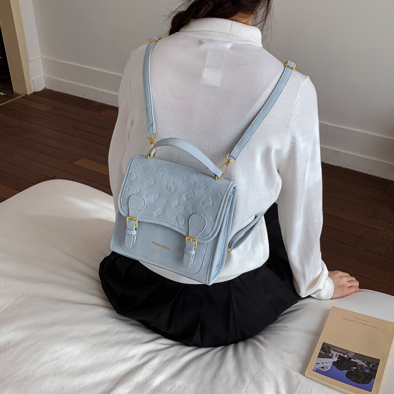 Mochila retro estilo universitario de doble hebilla 2026 nueva moda diaria sensación de bolso de viaje mochila en relieve