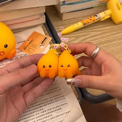 震え音と同じ小さな火の人のキーホルダーは、小さな火の人が妖精の炎を飼って人形のおもちゃを飾ることを記念しています