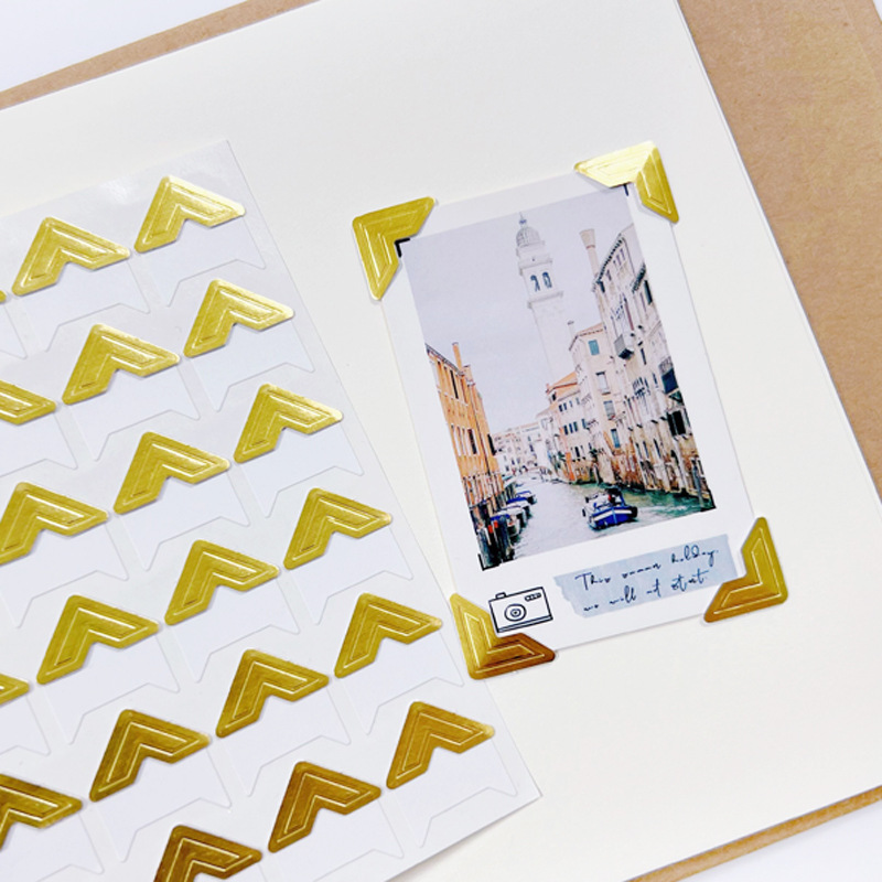 흰색 바탕에 금