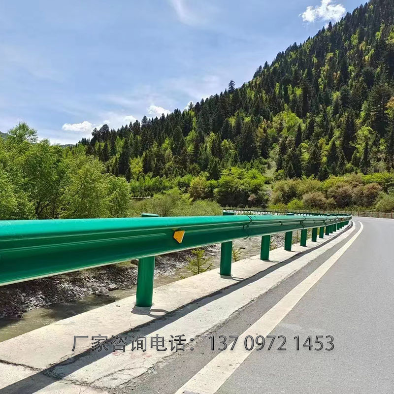 Fábrica de barrera ondulada de Hubei suministro spot barrera de acero anticolisión de autopista doble onda tres onda barrera de protección