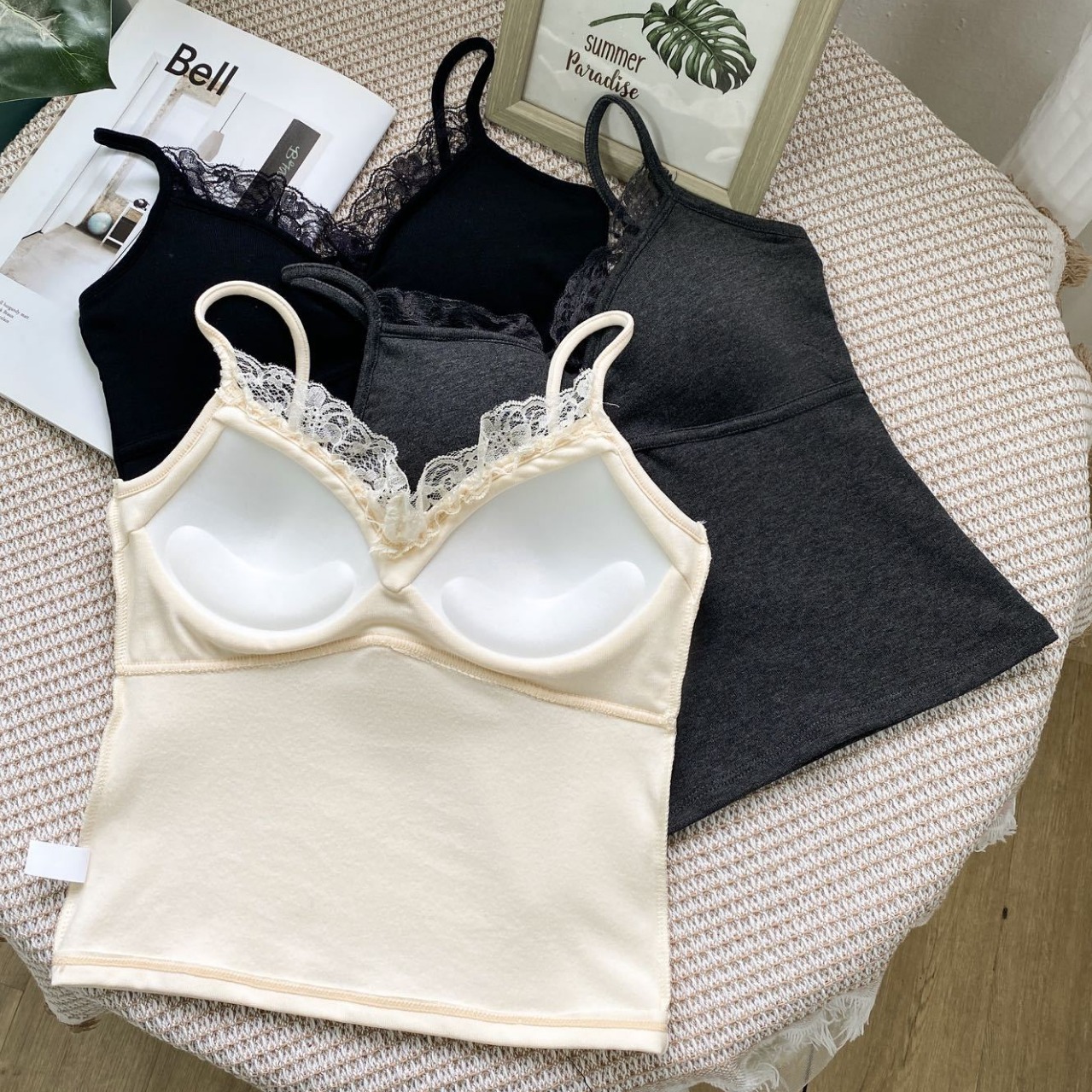 Modieuze geribbelde katoenen camisole met fleecevoering, kanten afwerking en ingebouwde bh, een afslankend basisstuk om in laagjes te dragen._voghion.com