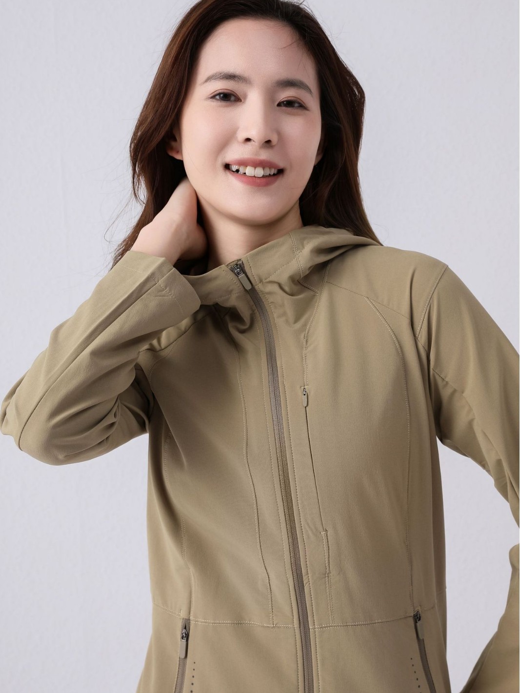 Women's windproof hooded softshell sports jacket detail 5