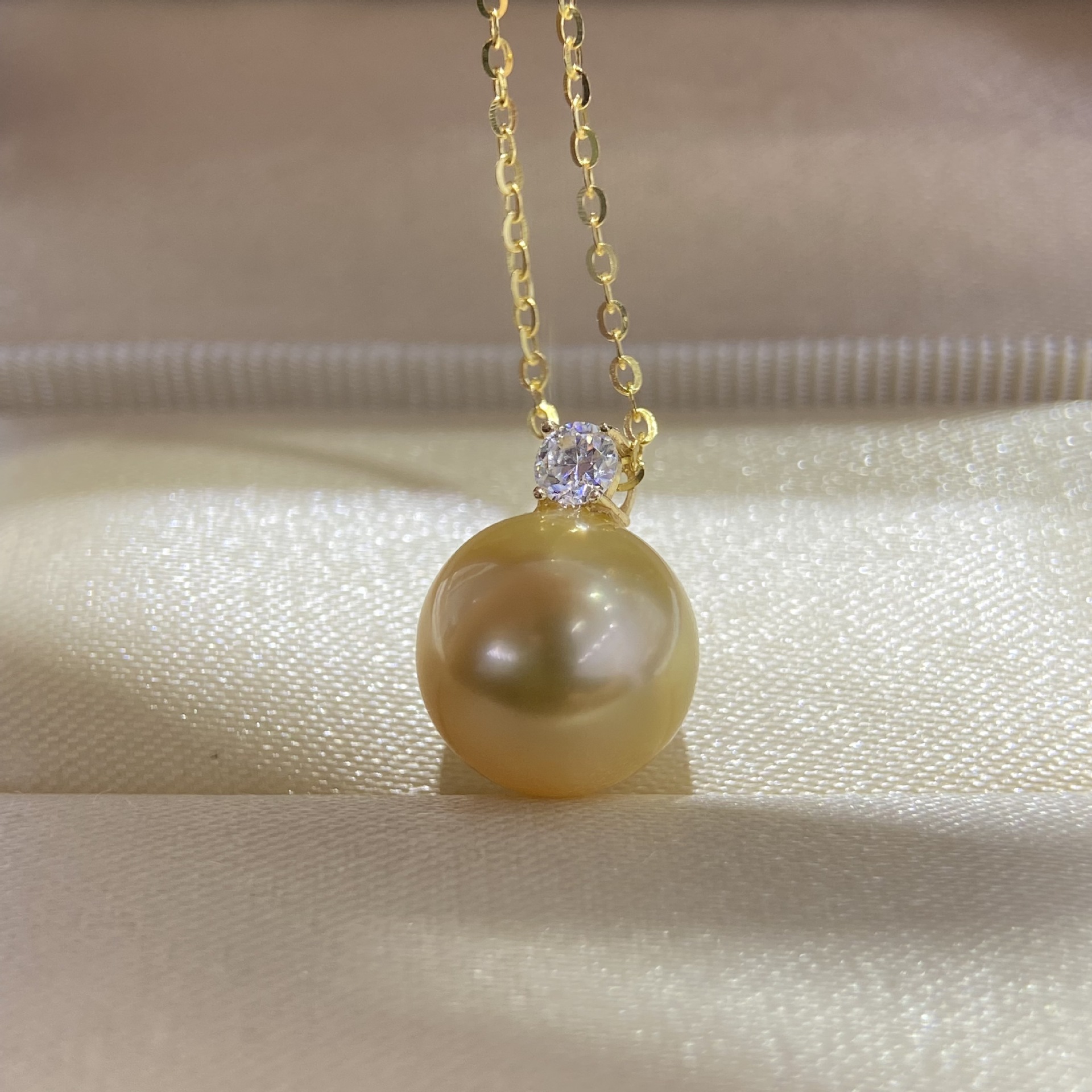 海水珍珠南洋金珠10-11mm18K金王妃款吊坠正圆强光中金极微暇简约