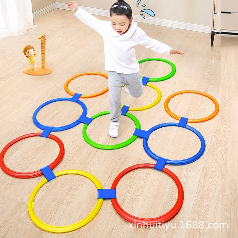 子供が家を跳んで格子を跳ぶ幼稚園の教具が輪を跳ぶスポーツの屋外の親子のインタラクティブな感覚を訓練する器材|undefined