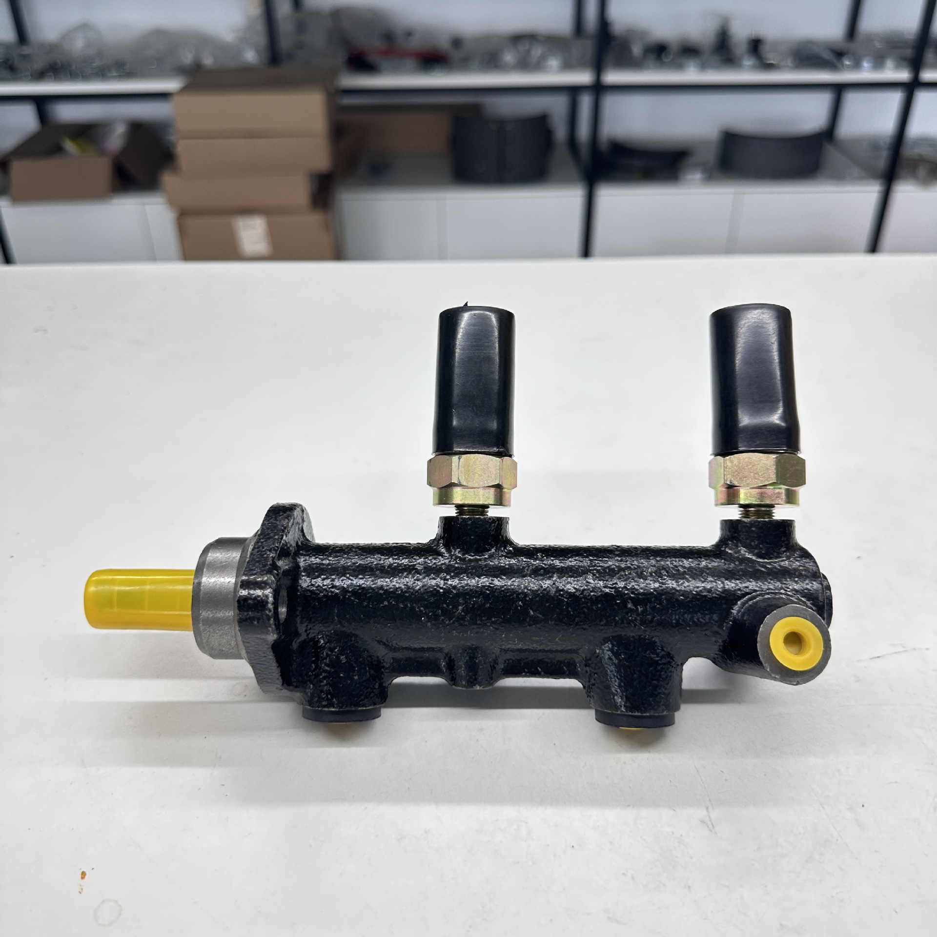 Suitable for Porsche brake master cylinder 477611015A 477-611-015-A