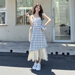 レースは格子のサスペンダーのスカートのワンピースの女性の2025夏の新型の清新でゆったりしていて、やせている偽の2つのスカートを現します。