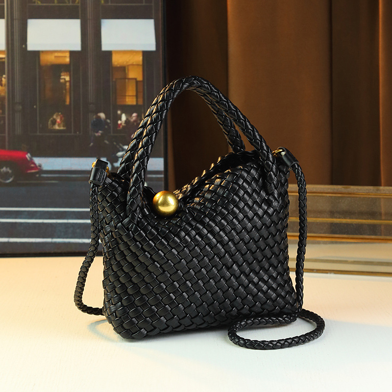 Elegante en verfijnde handgeweven crossbodytas voor dames, gemaakt van PU-leer in zwart-blauw, middelgroot, met ritssluiting en verstelbare schouderband._voghion.com