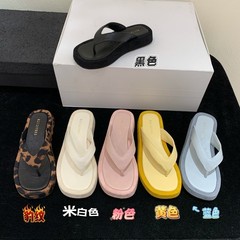小さい子の厚い底の坂と人の字は女性を引きずって2025夏の新型のカジュアルな太さとビスケットの足の指の冷たいスリッパを着ます。