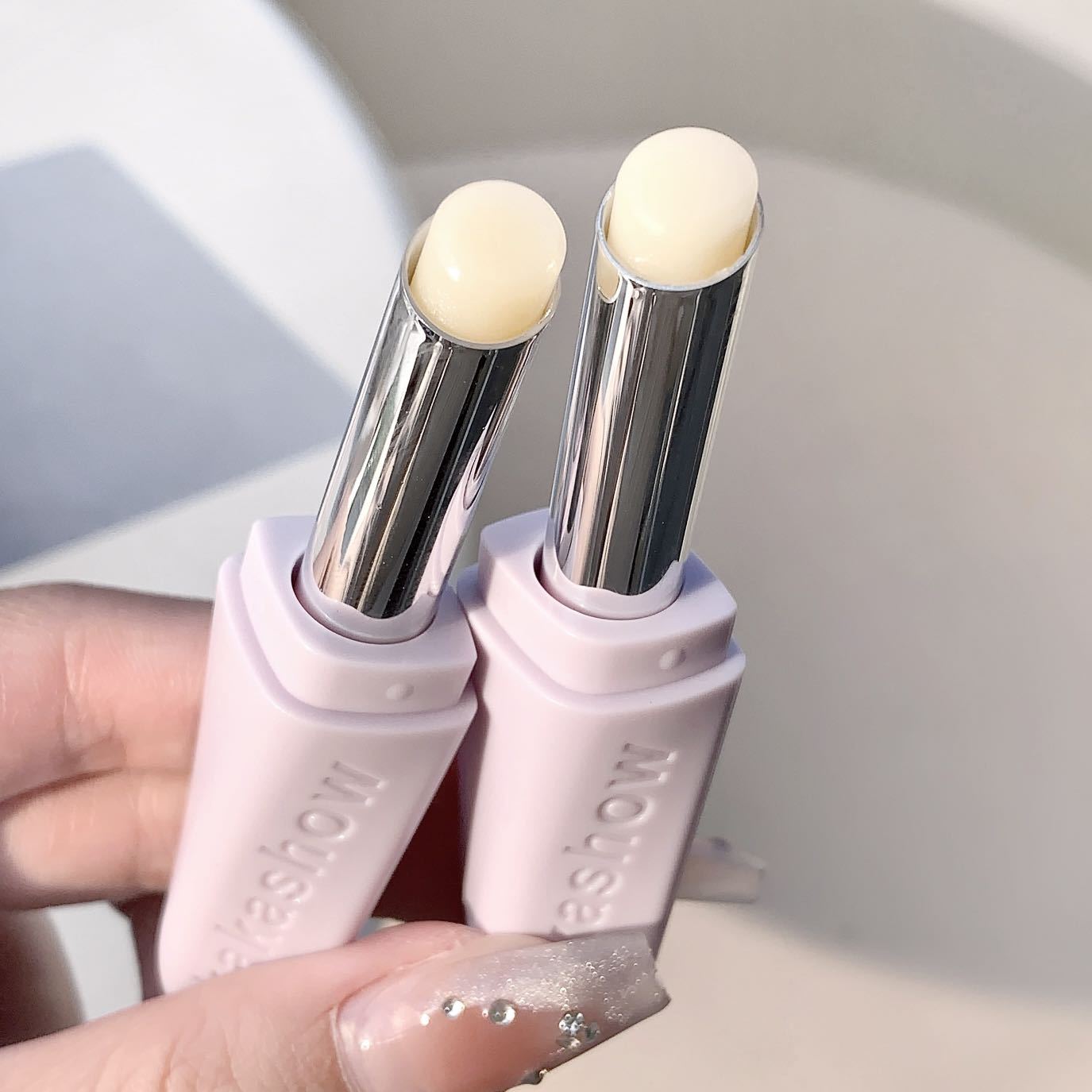 kakashow Lip balm moisturizes, hydrates and hydrates, prevents dryness and cracking, and reduces lip lines. It is a colorless lip balm for lip base undefined
