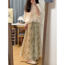 ���b����һ���לp�g���r�а�ɫ���¾Gɫ���ѝ�@�݃ɼ����bŮ�b