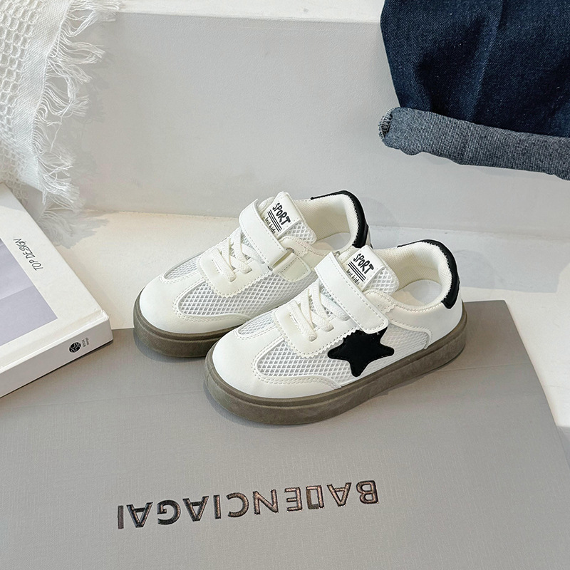 Zapatos de malla de niñas transpirables 2026 primavera y otoño nuevos zapatos de moda para niños pequeños blancos de altura baja zapatos de skate