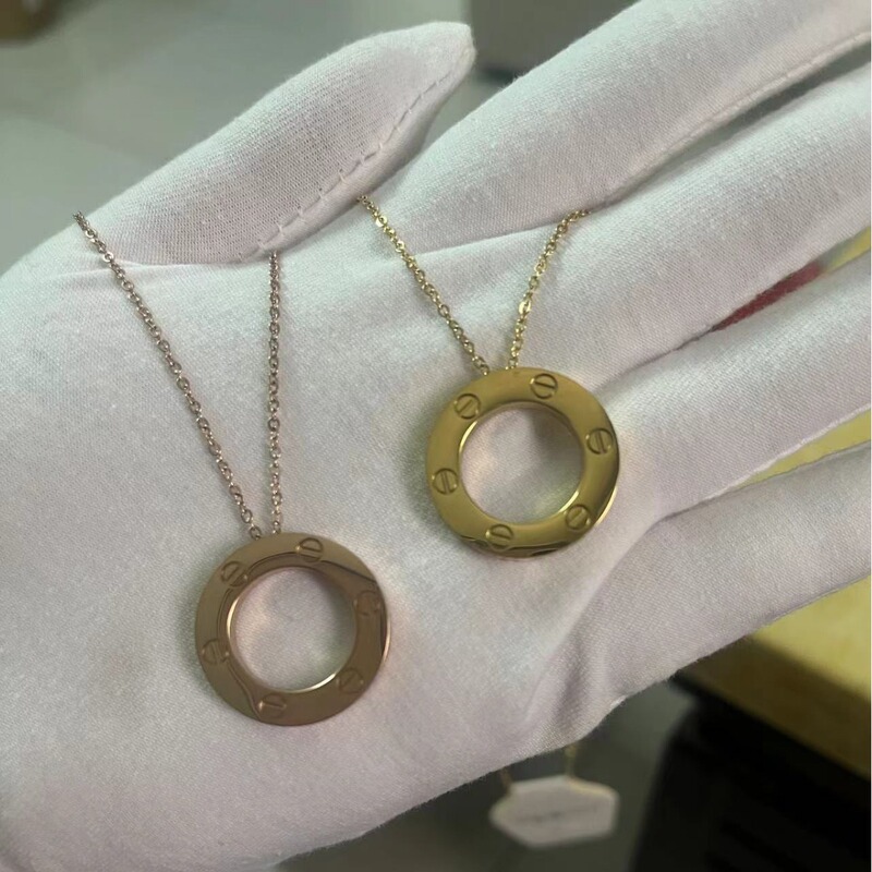 New 18K Large Pancake Necklace Rose Gold au750 Round Pancake Pendant Titanium Steel Clavicle Chain Light Luxury Atmospheric Versatile Jewelry