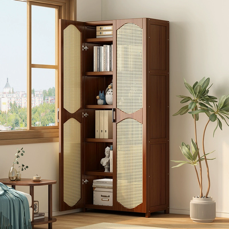 Книжный шкаф из ротанга на полу