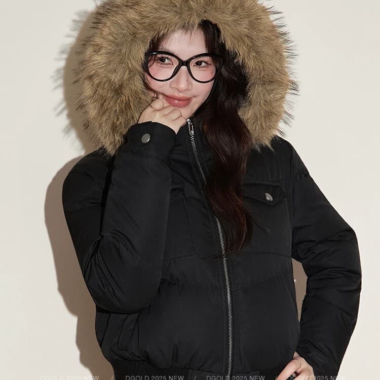 New winter collection: stylish and casual women's parka with a large faux fur collar, designed in a preppy style, and featuring a slimming effect New winter collection: stylish and casual women's parka with a large faux fur collar, designed in a preppy style, and featuring a slimming effect