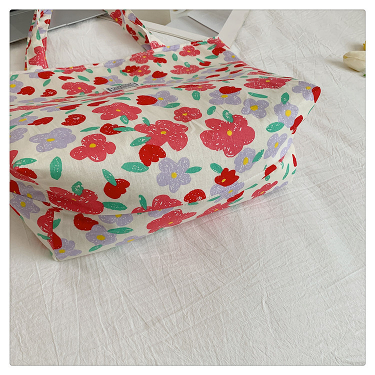 The large-capacity single-shoulder bag for student commuting is a bestseller in early spring. The Korean-style fresh and simple floral fabric bag is a versatile tote bag undefined