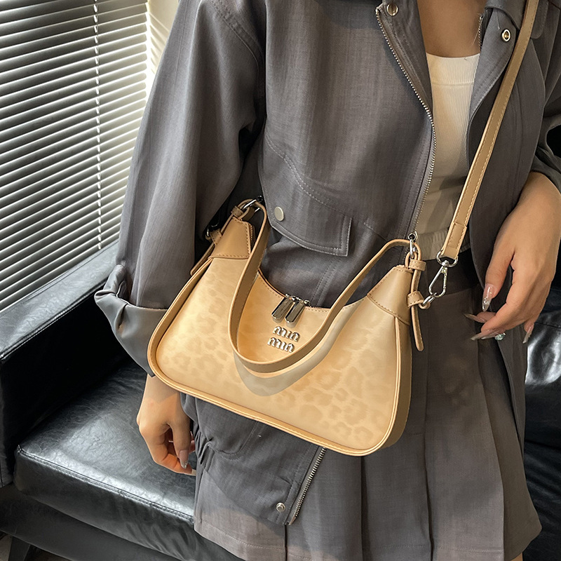 Niche Zhong bolso de brazo de diseño mujer 2025 nuevo estilo de alta sensación de bolso de hombro universal de moda con patrón de leopardo mochila