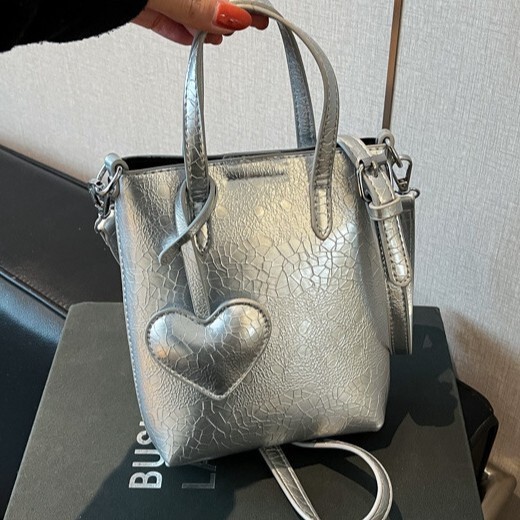 2026 New Stylish Heart-Shaped Pendant Bucket Bag for Women, Fashionable Versatile Daily Shoulder Crossbody Handbag 2026 New Stylish Heart-Shaped Pendant Bucket Bag for Women, Fashionable Versatile Daily Shoulder Crossbody Handbag