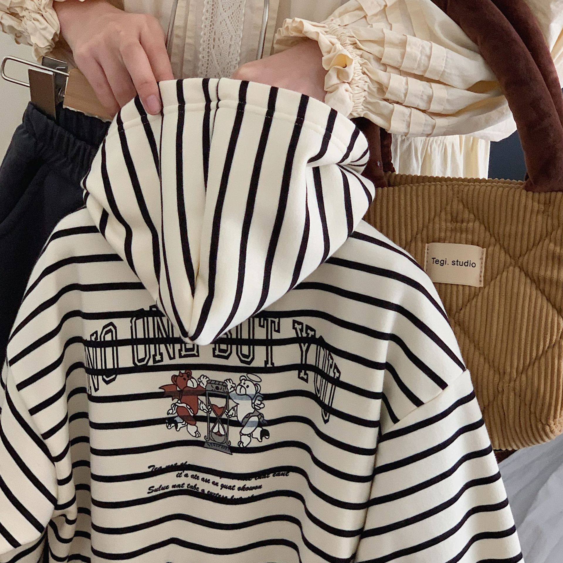 Çocuk Mont 2023 Bangcheng Kış Sürümü Kore Klasik Çizgili Karikatür Kapüşonlu Kazak F0509 Erkek ve Kız Çocukları İçin_voghion.com