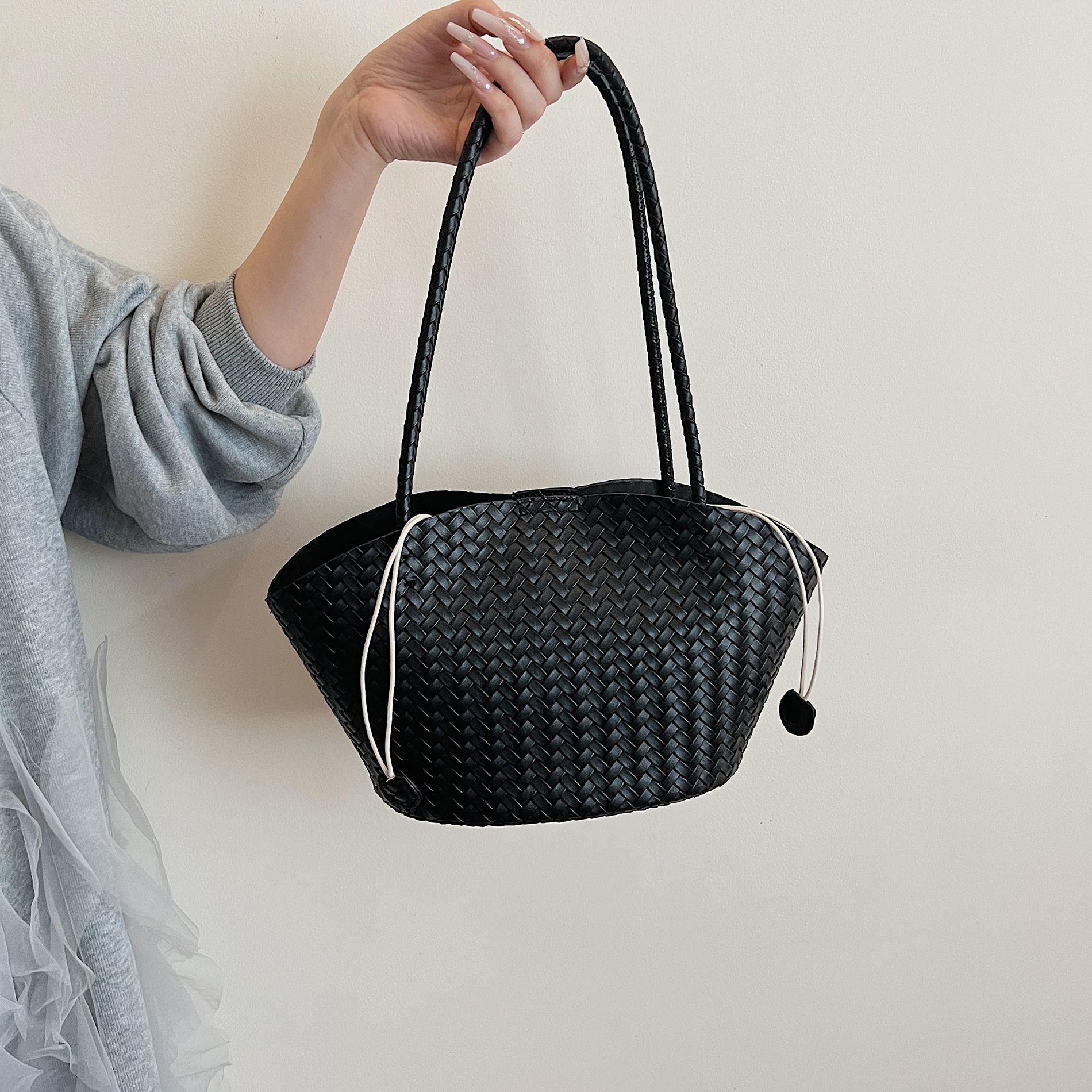 South Korea's Dongdaemun Ins Woven Bucket Bag Large Capacity Mother-In-Law Bag Bag Satchel Niche Design Single Shoulder Armpit Bag