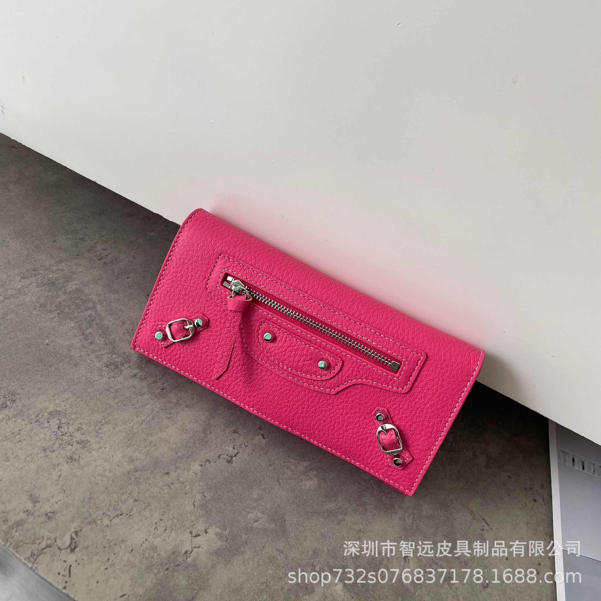 체인이 달린 로즈 레드