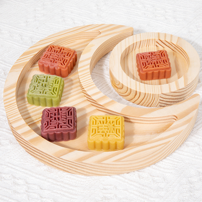 家庭用の木の北欧のデザートの副食品の果物のトレーを折って詰めて盛り合わせます。|undefined