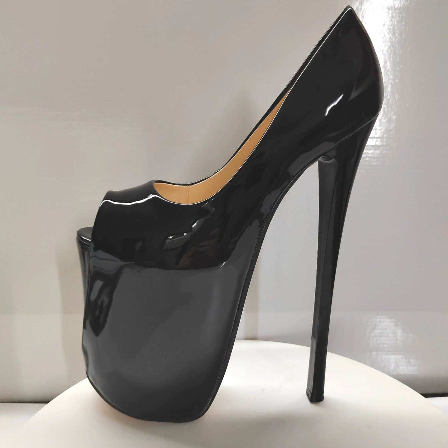 Европейские и американские новые 22 см лакированные черные туфли с рыбой большого размера