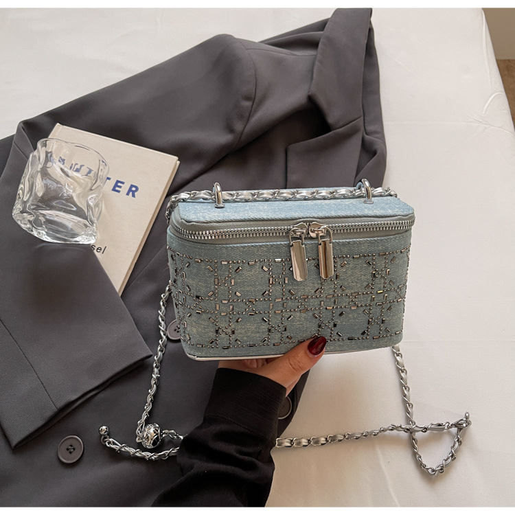 The diamond-shaped chain crossbody bag for women in the summer of 2025 features a fashionable and niche design. This year, the box bucket bag is in vogue undefined