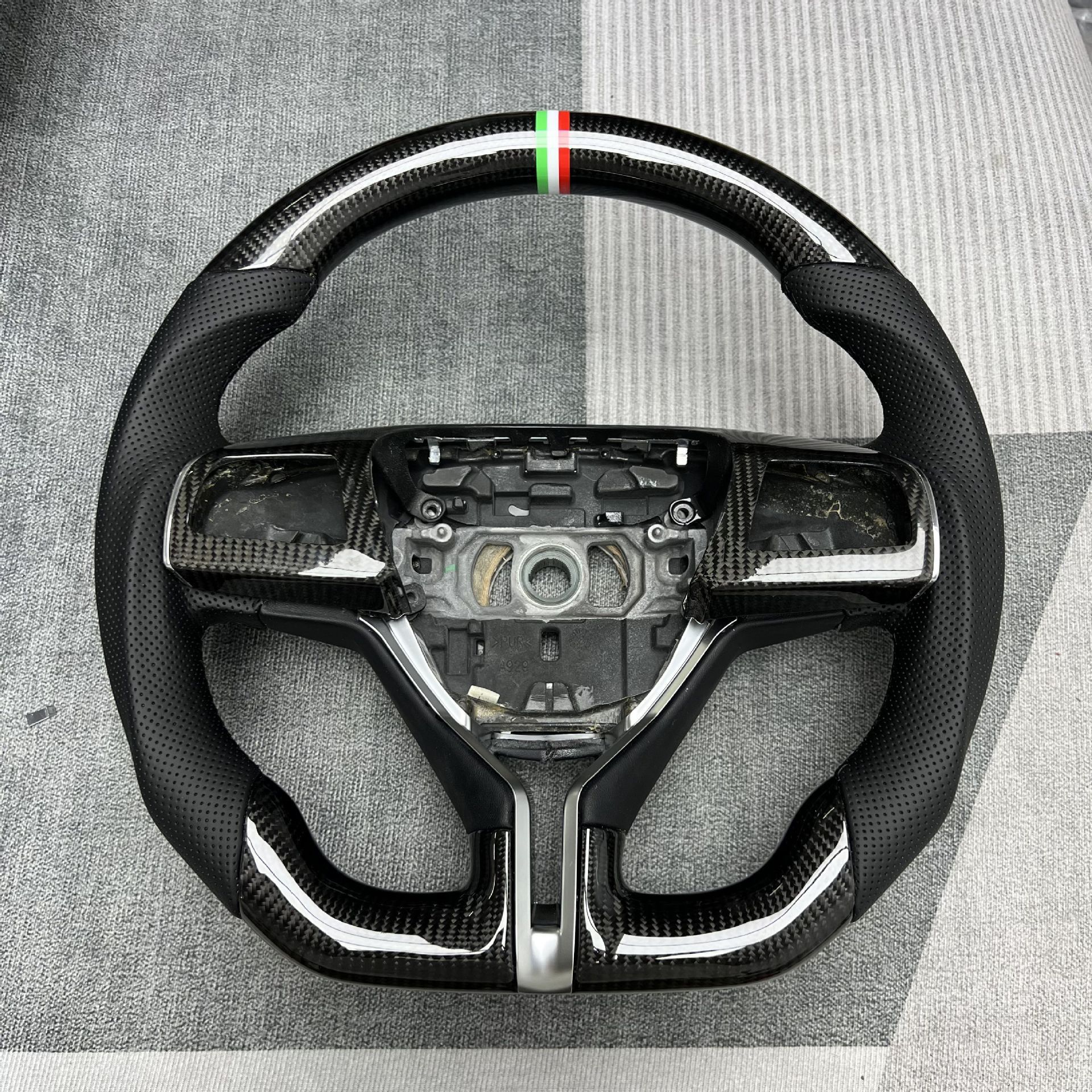 Car Steering Wheel Customization Suitable for Maserati Ghibli Carbon Fiber Flat-Bottom Steering Wheel Modification