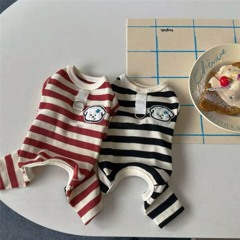 Полосатая собачья одежда может быть буксирована весной и осенью