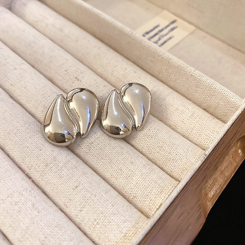 Aguja de plata Pendientes geométricos de metal galvanoplastia de oro real Pendientes de viento frío de temperamento Pendientes de sentido avanzado de verano de lujo ligero transfronterizo