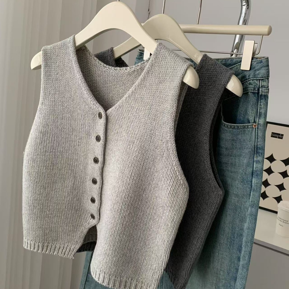 韩系V领单排扣针织马甲春秋新款复古简约无袖毛衣背心坎肩开衫女