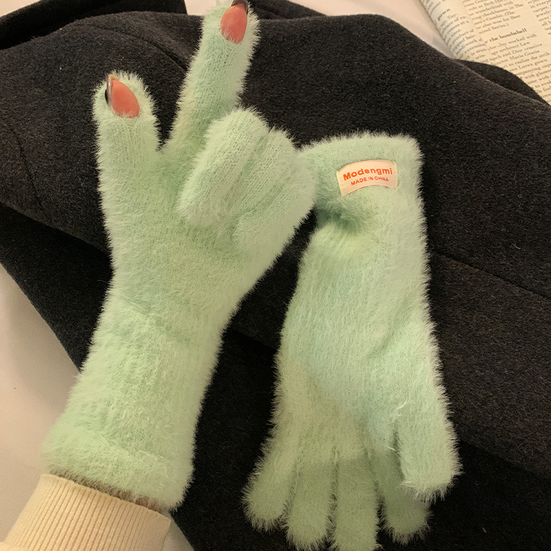 手袋の女性の冬のぬいぐるみの柔らかいモチモチはinsを指します。