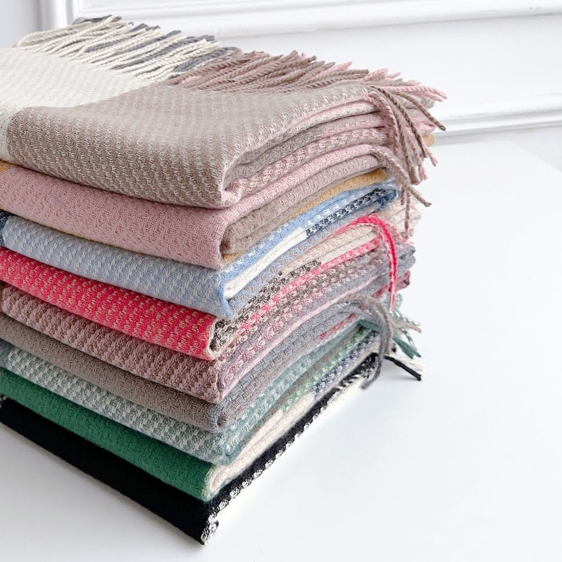 2023 nuevo chal de invierno versátil bufanda de borla gruesa Arco Iris a cuadros elegante simple bufanda de Cachemira