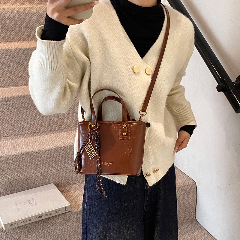 Otoño y invierno retro cera de cuero bolso de agua para mujeres 2024 nuevo estilo universal nicho bolso de hombro de alta calidad bolso portátil