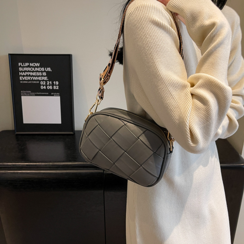 Bolso tejido popular de este año 2023 principios de otoño nuevo bolso de mujer bolso de hombro de textura transfronteriza estampado de leopardo correa de hombro ancha bolsa de mensajero