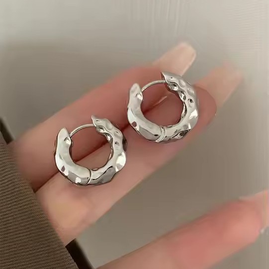 Textura metálica transfronteriza de Europa y Estados Unidos, pequeños aretes simples, elegante, versátil, INS, aretes de alta calidad para mujeres.