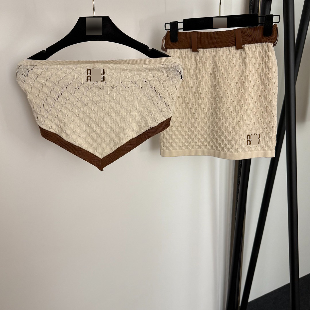 Conjunto de verão em tricô com logotipo bordado, xadrez acolchoado, top tomara que caia sexy com recortes + saia curta ajustável em tricô
