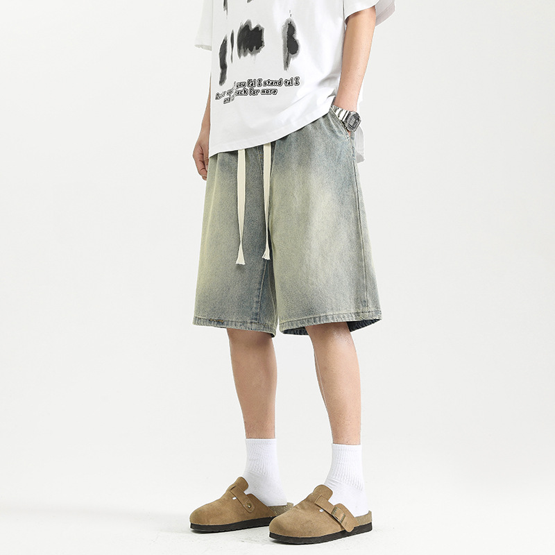 Pantalones cortos de mezclilla para hombres, marca de moda de la calle alta de verano 2025 nueva tendencia casual, pantalones de cinco puntos, pantalones anchos sueltos, barro amarillo