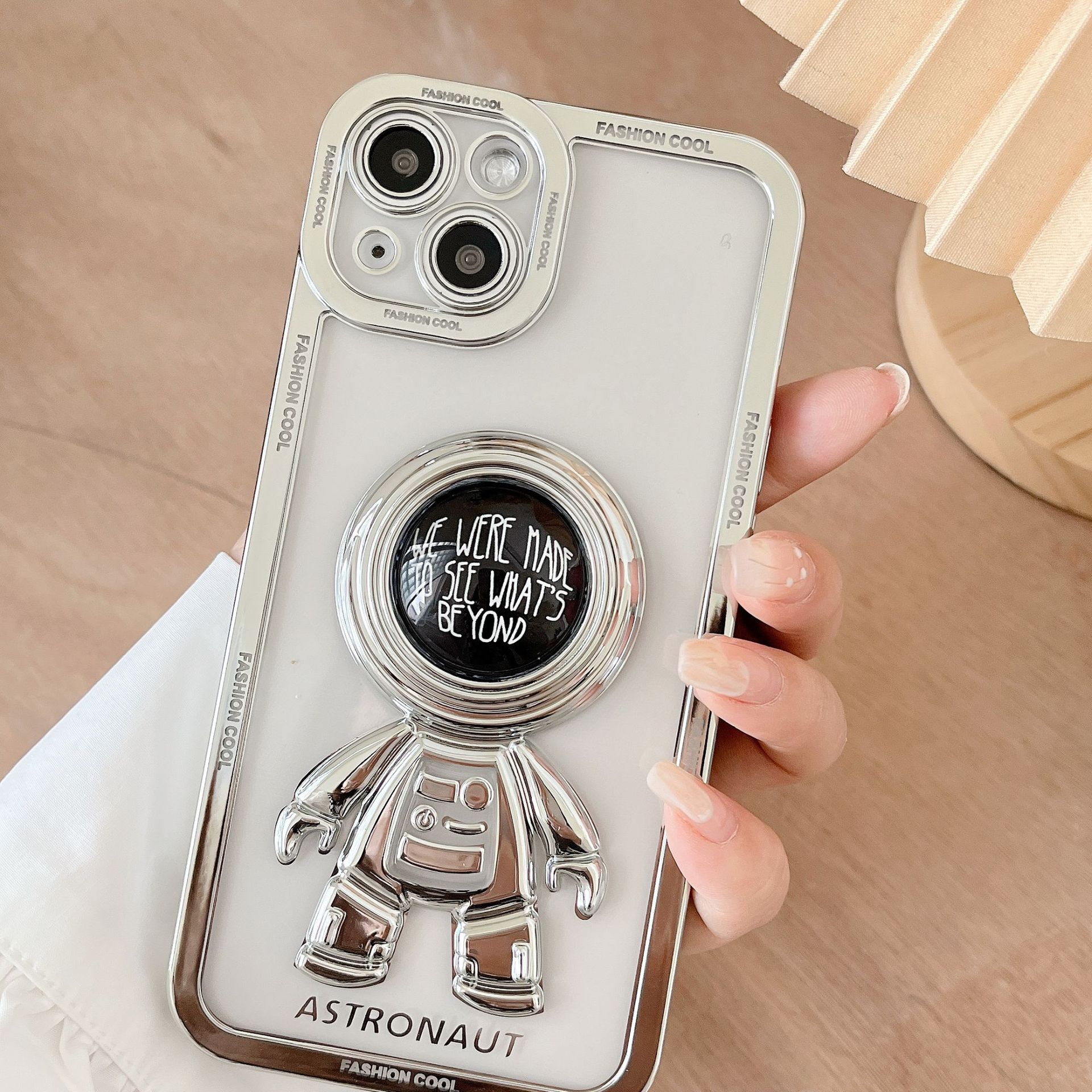 Moda Creativa Hollow-out Electroplateado Tres Dimensiones Astronauta Funda Protectora Para Iphone display picture 4