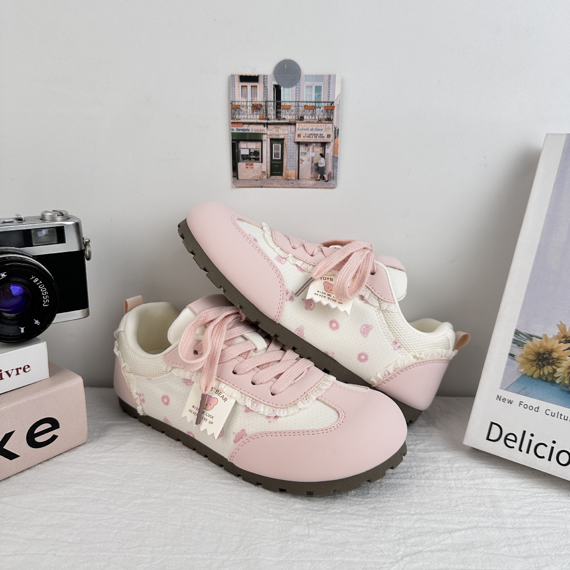 Yuanbo zapatos blancos para mujeres 2025, verano nuevo oso impresión de zapatos de entrenamiento, zapatos de skate casuales, zapatos de pan de cabello