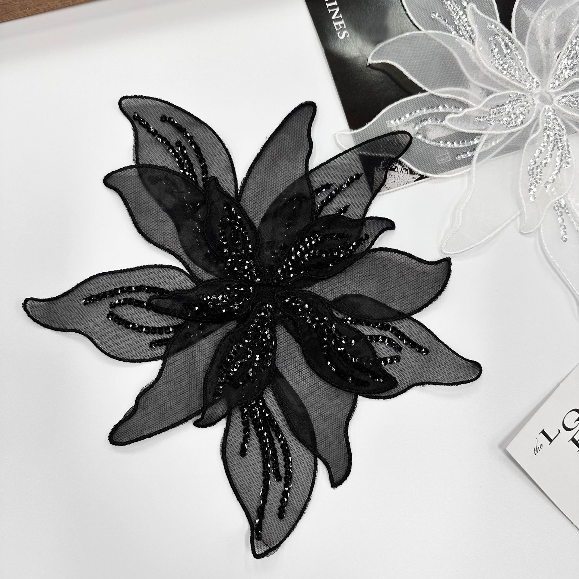Ogan multi-capa esquinilla negra y blanca tela floral vestido ropa bolsa zapatos diseñados sombreros accesorios DIY