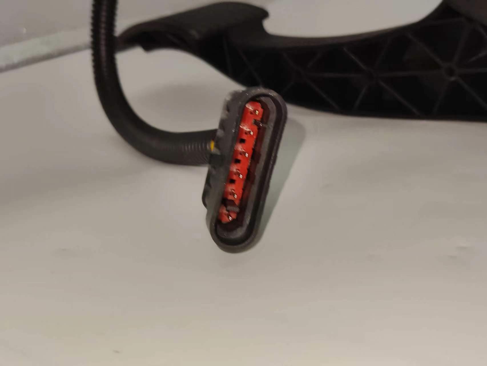 Truck Parts Throttle Pedal for Sinotruk Dongfeng 1108010-T0100 Electronic Throttle Pedal