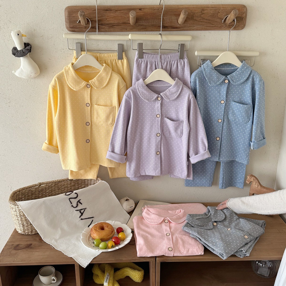 Pajamas infantiles de otoño y invierno abrigo con solapa caliente pantalones de otoño para niños y niñas bebés de clase A cardigan de terciopelo para el hogar