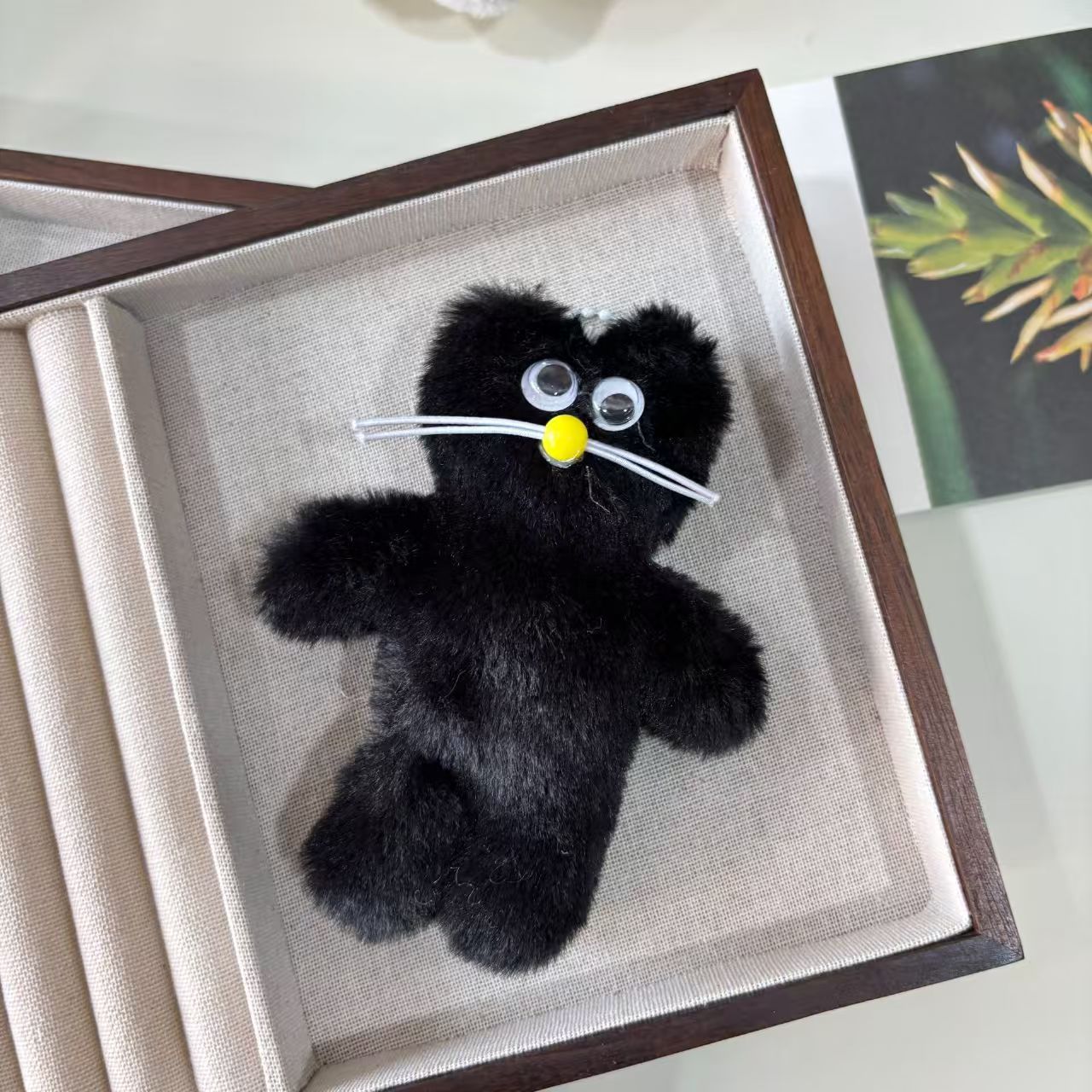 Pequeño libro rojo nuevo barba gato negro muñeca bolsas de material hechas a mano colgantes llaveros bolsas escolares creativas de chicas regalos