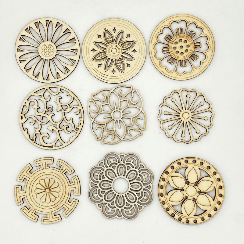 Diyアクセサリーの木製の透かし彫りのペンダントの透かし彫りの窓の花の木の切れの60mm-70mmの透かし彫りの円の現物の卸売り|undefined