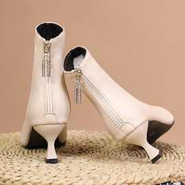 米白色靴子女2024年新款秋冬短靴女单靴尖头高跟瘦瘦靴马丁靴皮靴