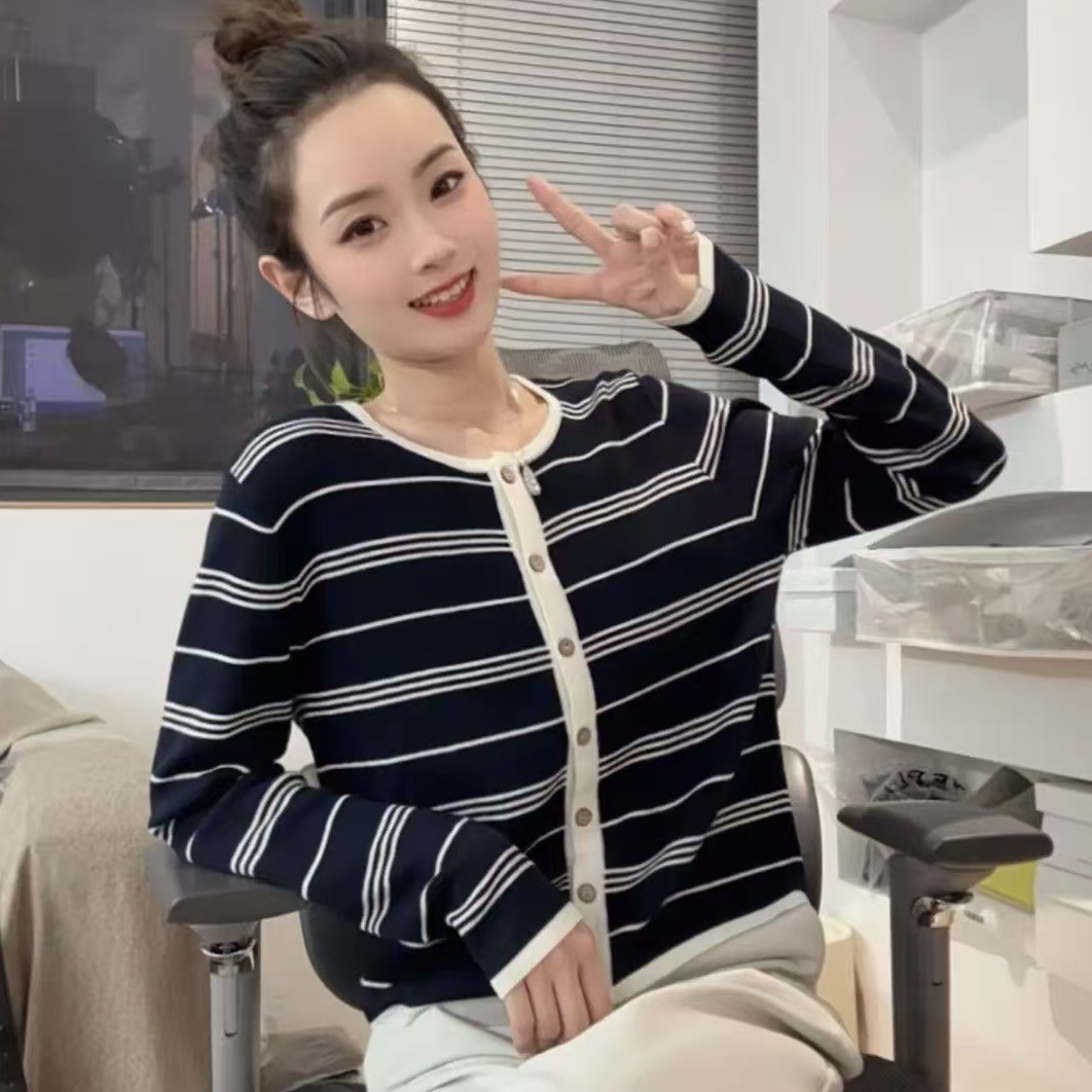 2026 Early Spring New Women's Round-Neck Knitted Cardigan, Color-Blocked Wool Knit, Fashionable and Versatile Design Top for Women